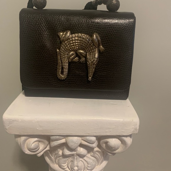 Black handbag with an alligator embellishment. - Picture 4 of 4